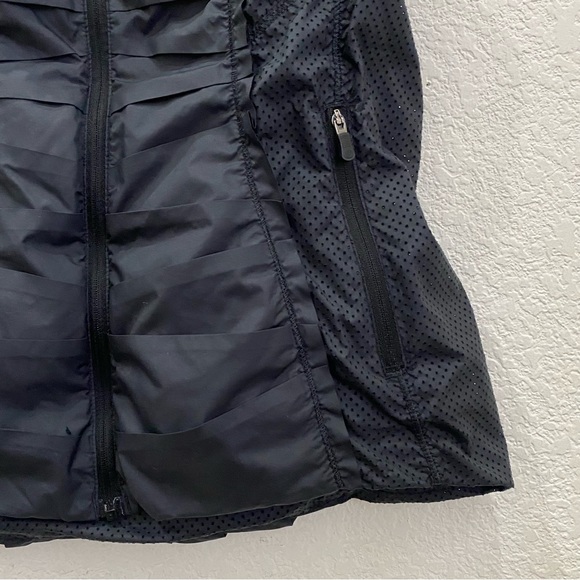 LULULEMON Black Lightweight Pleated Reflective Vest Size 4 - Picture 11 of 16